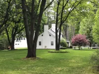 “Carriage House” Walking Distance Private 5 Acres.