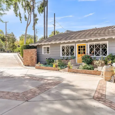 Charming guest house in Riverside near UCR, Mission Inn and Downtown