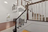 Gorgeous House on Golf Course with AC, WiFi, High Ceilings, Big Windows Hotels in Atascocita