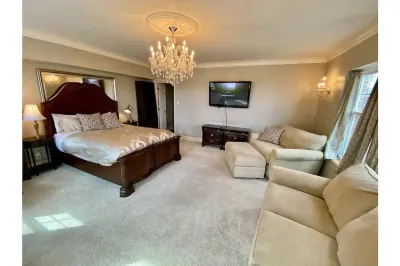 Huge condo in historic hotel near Lake Michigan/Parks/Festivals w/parking