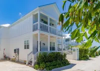 Villa with private plunge pool, boat dock, & amazing sunsets in Islamorada Fl