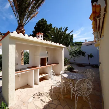 Detached house with private pool, completely fenced, close to the beach