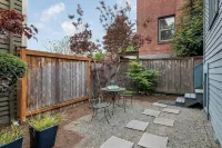 Cozy Capitol Hill Cottage Отели в г. 