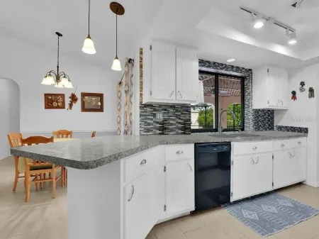 Spacious 3BR home with Heated Pool & WiFi! Great spot near beaches & shopping! Отели рядом с достопримечательностью «Кидстар Парк»