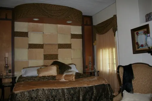 Country Manor - Lower floor