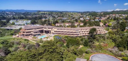 Seaside Sanctuary: Stair-Free 2BR Villa, Ocean Views from 3 Patios