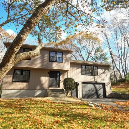 5 Star Coastal Farmhouse- Dog Friendly- 3Br in Westerly! Minutes to Beach & Town