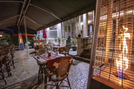 Logis Hotel Restaurant le Kalliste Отели в г. Йер