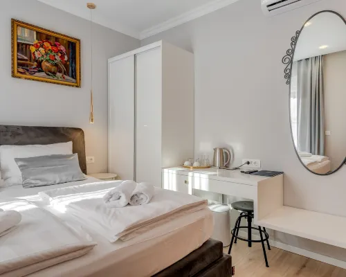 Piano Suites Hotels near Lora