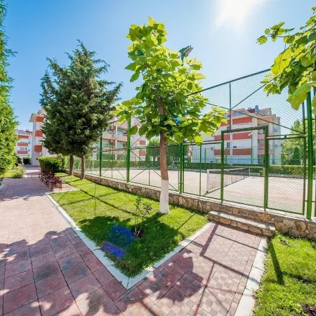 Studio - Sleeps 4 & Access to Pools
