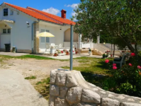 Pretty Apartment with Terrace on Island Rab Hoteles en Kampor