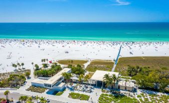 Charming Florida Beach Home w King Bed Patio