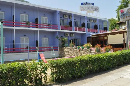 Okeania Seafront Rooms in Kamena Vourla Отели в г. Asproneri