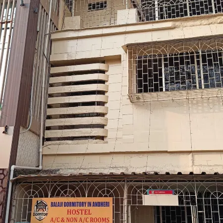 Balaji Dormitory In Andheri Отели рядом с достопримечательностью «Пляж Версова»