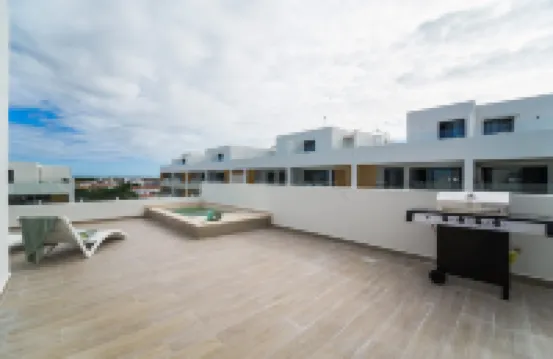 4 Bedroom Beach Penthouse w Private Rooftop