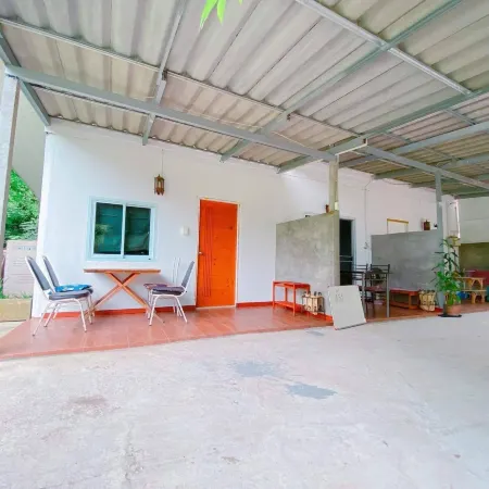 Chomlay Restaurant & Room for Rent Отели рядом с достопримечательностью «Банпхе»