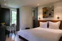 La Ferme Blanche, the Originals Relais Hotel a Englos