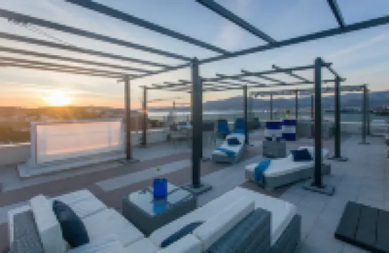 海景豪華頂層公寓，有89平米的生活空間和90平米的屋頂露台