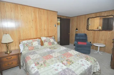 Treetop Cabin -- Pool Access - Fireplace - Grill - Screen Porch - Deck - Wifi - Golf Nearby Hotels near Poor House Farm Park - Rotary Pavilion