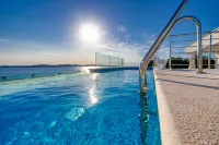 Crystal Holiday Residence - Swimmingpools