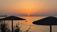 Lovely Studio in Strinilas with Its Own Pool Hotels in Thinali