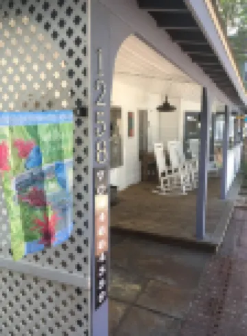 Cozy beach cottage. Short walk to the beach! Family friendly.