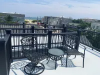 Ocean Block Spacious 5-bedroom house with central AC, Six Houses to Beach!