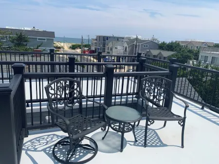 Ocean Block Spacious 5-bedroom house with central AC, Six Houses to Beach! Отели рядом с достопримечательностью «Бичфронт»