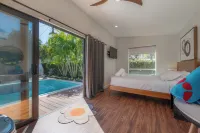 Luxe Executive Home HEATED Pool, Outdoor Fireplace,Guesthouse!!