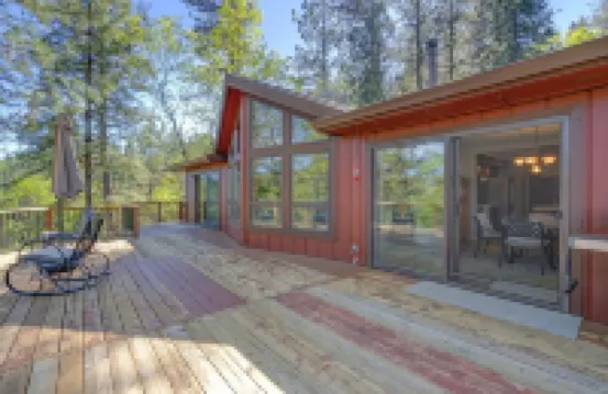 Lovely mountain home w/ large deck and forest view