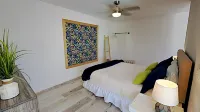 Brand NEW fully furnished Guesthouse Near Beaches! 北克萊爾蒙特住宿飯店