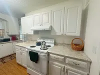 Private Fenced Yard and Gas Grill - Charming Cozy Retreat Hotels in Manhattan