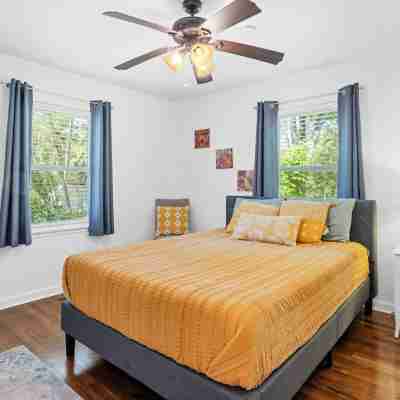 Pet Friendly Charming Craftsmen w/ Fenced Yard & Firepit. Near Sgmc & Vsu & Eats Rooms
