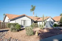 Luxurious Desert Oasis - Saltwater Pool, Hot Tub, WiFi