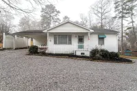 Cozy Living, Modern Kitchen and Private Patio - Charming Retreat Hotels in Knox County