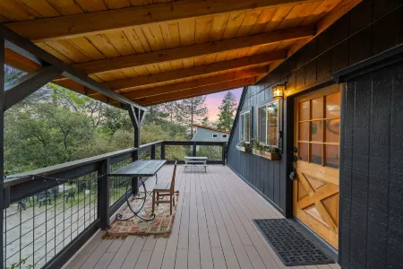 Charming Mountain Cabin with Treetop Views - Cozy Getaway