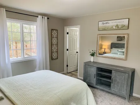 Cheerful 3 bedroom home on wooded acre. Near to Port Huron and Lake Huron.