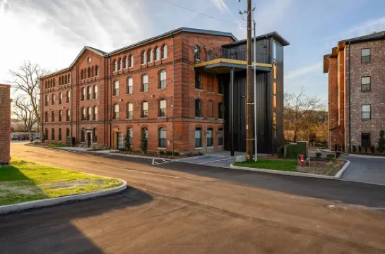 Premium Amenities Retreat - Pool, Gym, Free Parking