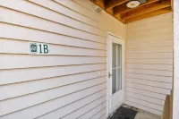 Lovely lakeside condo with pool, tennis court, fireplace, & washer/dryer Hotels in Village of Four Seasons