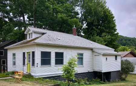 Charming Cottage with Outdoor Living - Cozy Retreat Near Beach