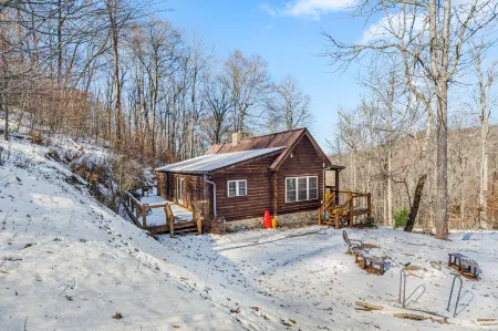 Charming Log Cabin with Deck and Fireplace - Cozy Woodland Retreat Отели в г. Марс Хилл