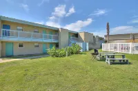 Breezy condo with balcony, pool, fast WiFi, central AC & W/D Moby Dick's Souvenir Shop 주변 호텔