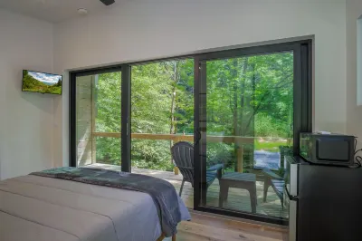 Riverside Retreat and Fishing Haven - Charming Nature Escape Hotels near Sassafras Mountain Tower