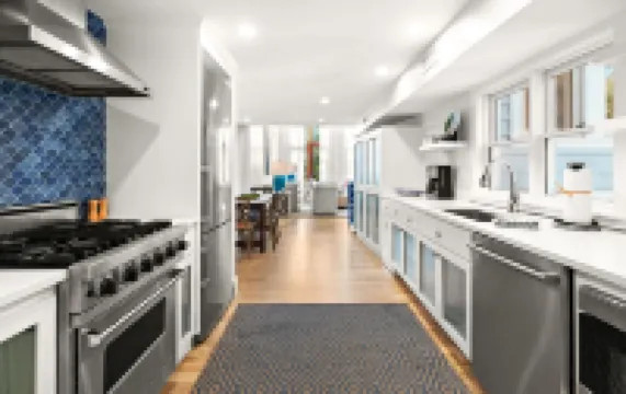 Rooftop Sundeck and Quick Beach Access - Stunning Coastal Haven