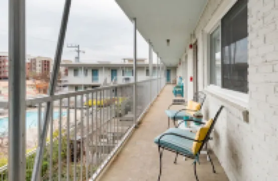 Top Floor Retreat with Pool and Concierge Services - Charming Oasis