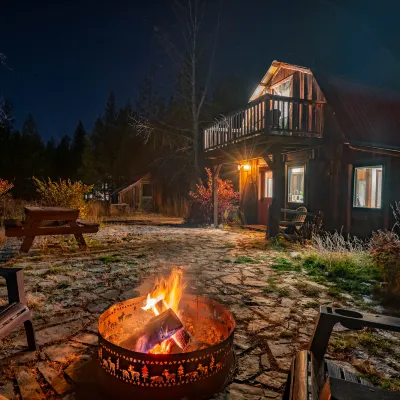 Fire Pit and Second Floor Deck - Charming Rustic Retreat Hotels in Flathead County