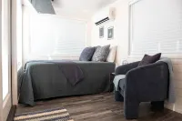 Unique Shipping Container Home with Rooftop Deck - Charming Cozy Retreat Hotel di Alpine