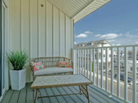 Bright and Airy Condo.  One block to the Beach.  Great location. 海島城酒店