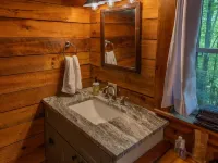 Beautiful Log Cabin with AC and WiFi in Gorgeous Burnsville. Hotels in Yancey County