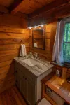 Beautiful Log Cabin with AC and WiFi in Gorgeous Burnsville.